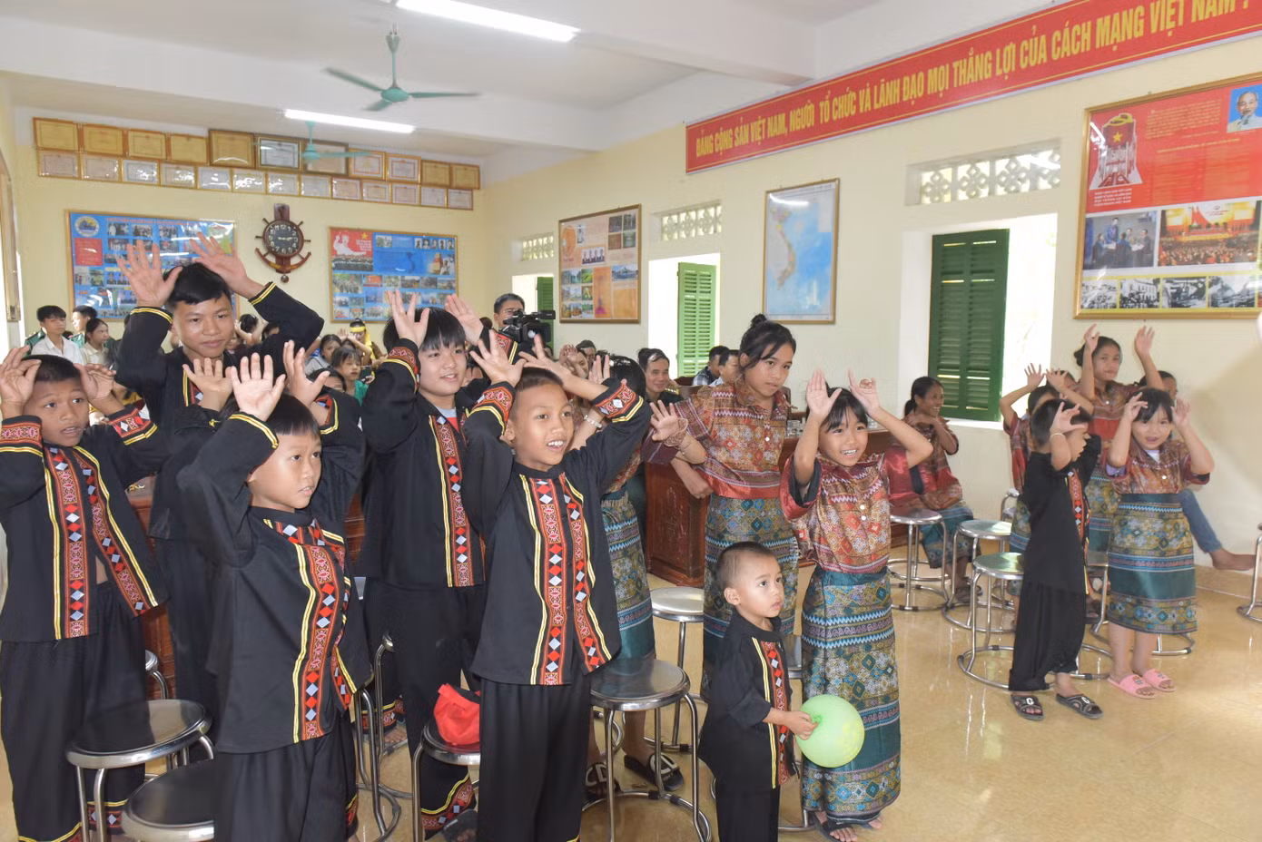 Hơn 20 em nhỏ dân tộc Chứt được giao lưu với chú Cuội, chị Hằng, xem múa lân..
