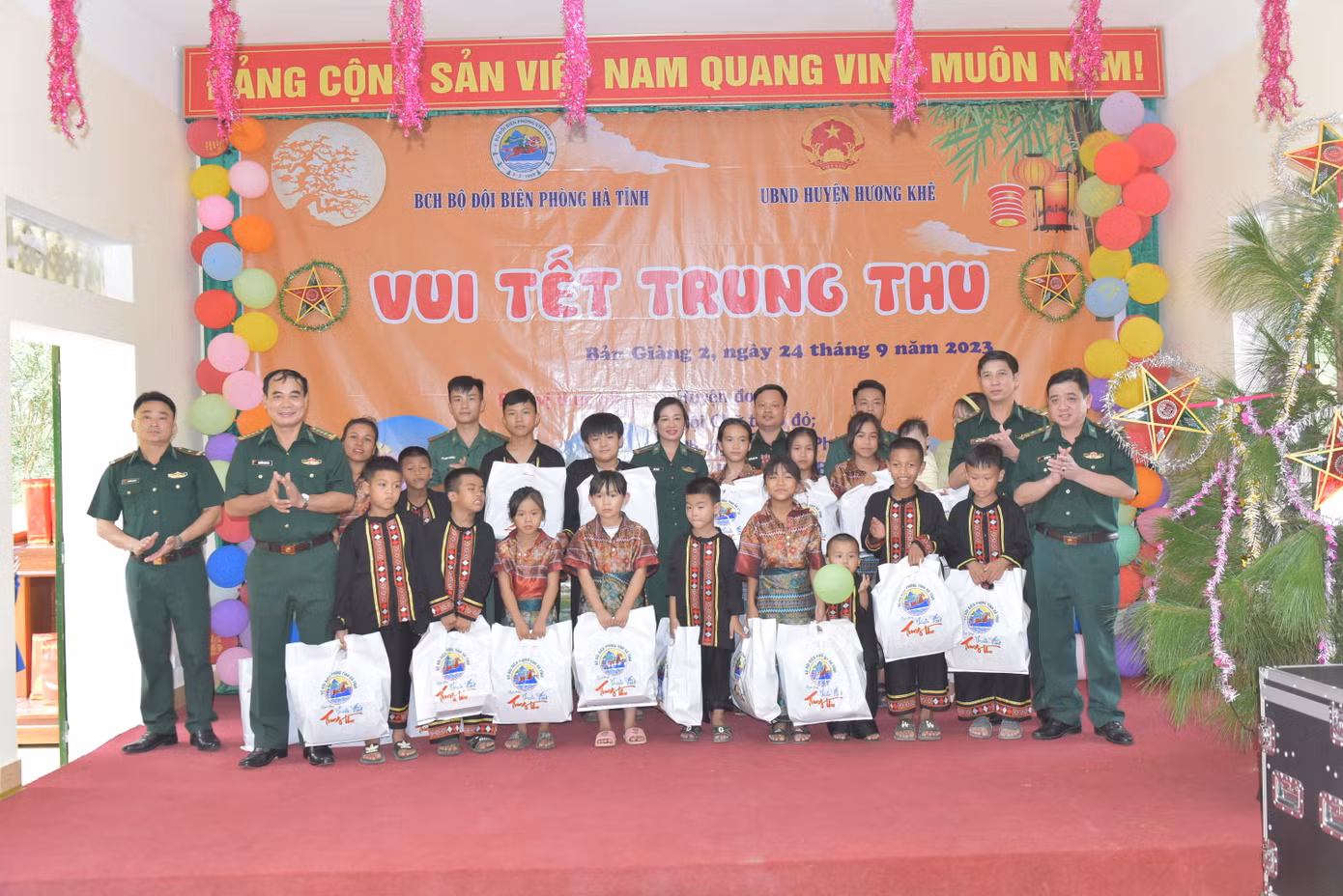 Bộ đội Biên phòng Hà Tĩnh trao quà cho các em nhỏ vui Tết Trung thu.