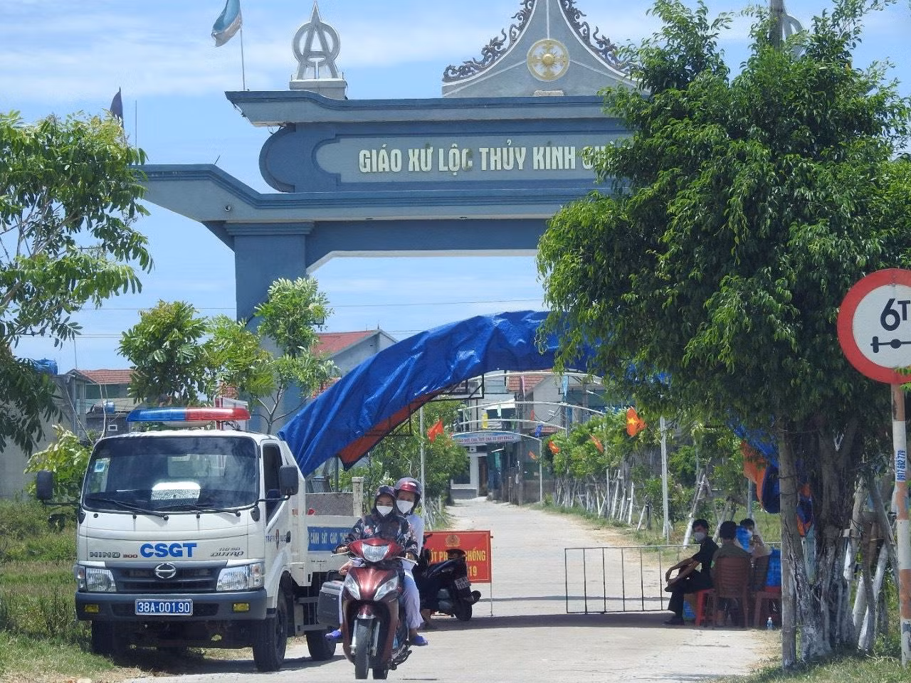 Khu vực phong tỏa vào thôn nơi có ca nhiễm COVID-19. Khu vực phong tỏa vào thôn nơi có ca nhiễm COVID-19.