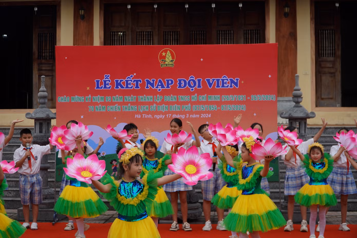 Sôi nổi các hoạt động văn nghệ trong lễ kết nạp đội viên. Sôi nổi các hoạt động văn nghệ trong lễ kết nạp đội viên.
