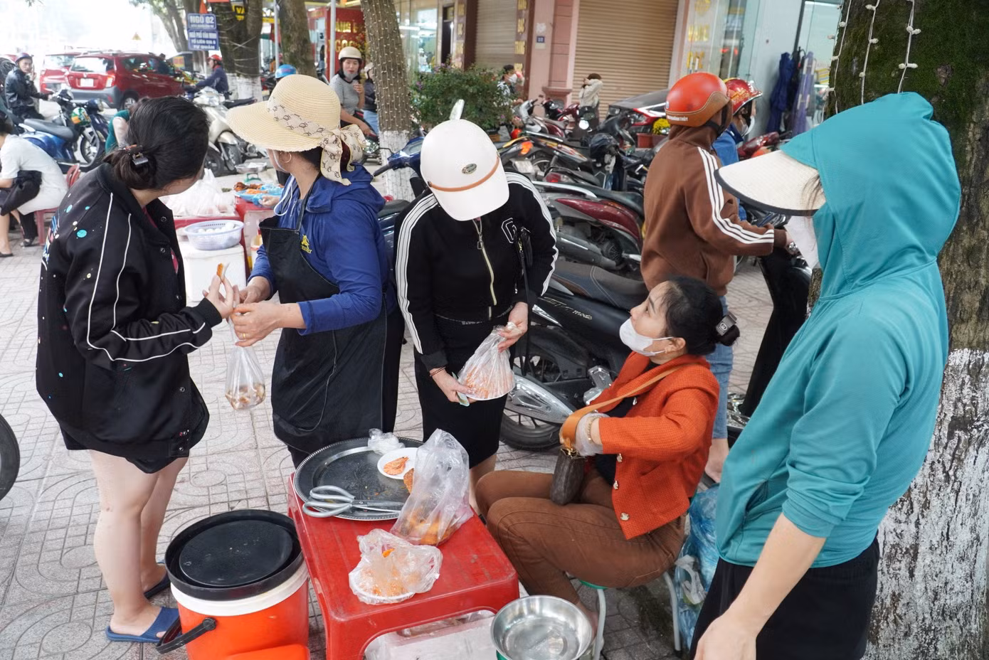 Theo nhiều người đến mua hàng, họ đã đi làm trở lại nên không có thời gian làm mâm cỗ cúng tại nhà. Theo nhiều người đến mua hàng, họ đã đi làm trở lại nên không có thời gian làm mâm cỗ cúng tại nhà.