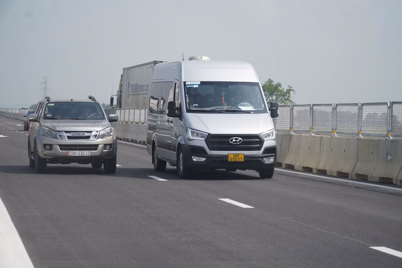 Xe lưu thông trên cao tốc Bãi Vọt - Hàm Nghi ngày đầu nghỉ lễ.
