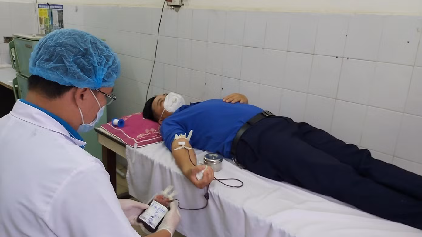 Anh Nguyễn Văn Nhật - Bí thư Đoàn xã Sơn Ninh hiến máu trực tiếp cứu bệnh nhân qua cơn nguy kịch.