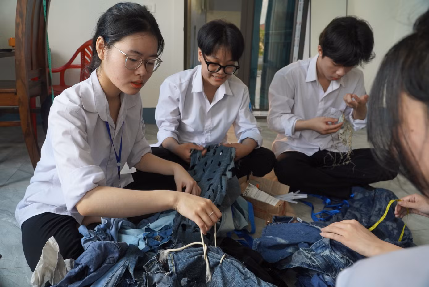 Theo em Nguyên, phải hơn 1 tuần nhóm mới hoàn thiện bộ sưu tập. Trong số 4 người, mỗi người một công việc cùng hỗ trợ may, cắt vải, thiết kế trang sức và làm mẫu. Theo em Nguyên, phải hơn 1 tuần nhóm mới hoàn thiện bộ sưu tập. Trong số 4 người, mỗi người một công việc cùng hỗ trợ may, cắt vải, thiết kế trang sức và làm mẫu.