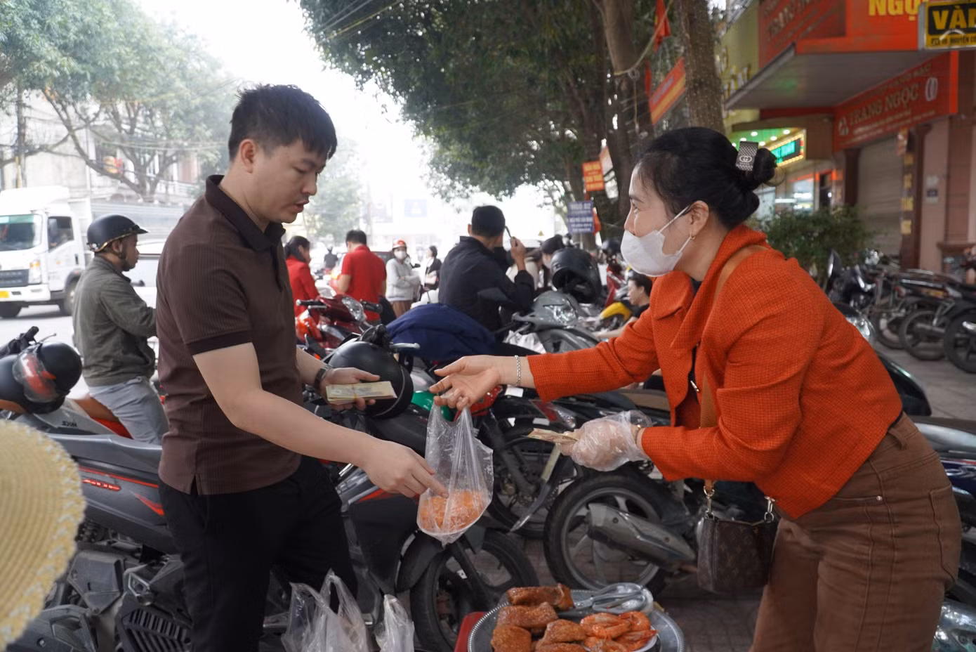 Chỉ trong buổi sáng, bán hàng trăm suất tam sên, người bán thu về hàng triệu đồng. Chỉ trong buổi sáng, bán hàng trăm suất tam sên, người bán thu về hàng triệu đồng.