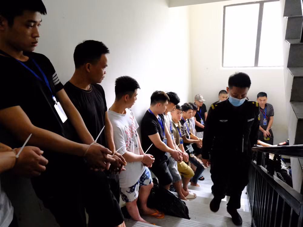 Cảnh sát ập vào bắt giữ 155 đối tượng đang hoạt động lừa đảo tại đặc khu kinh tế Tam Giác Vàng. (Ảnh Công an cung cấp) Cảnh sát ập vào bắt giữ 155 đối tượng đang hoạt động lừa đảo tại đặc khu kinh tế Tam Giác Vàng. (Ảnh Công an cung cấp)