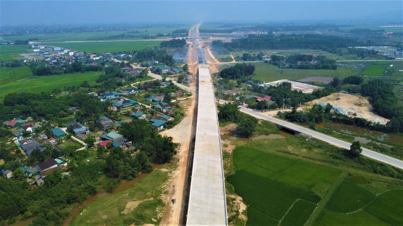 Cầu vượt cao tốc cắt ngang qua đường tỉnh 550, nối thành phố Hà Tĩnh và huyện Hương Khê, đang trong giai đoạn hoàn thành và sẵn sàng phục vụ giao thông.