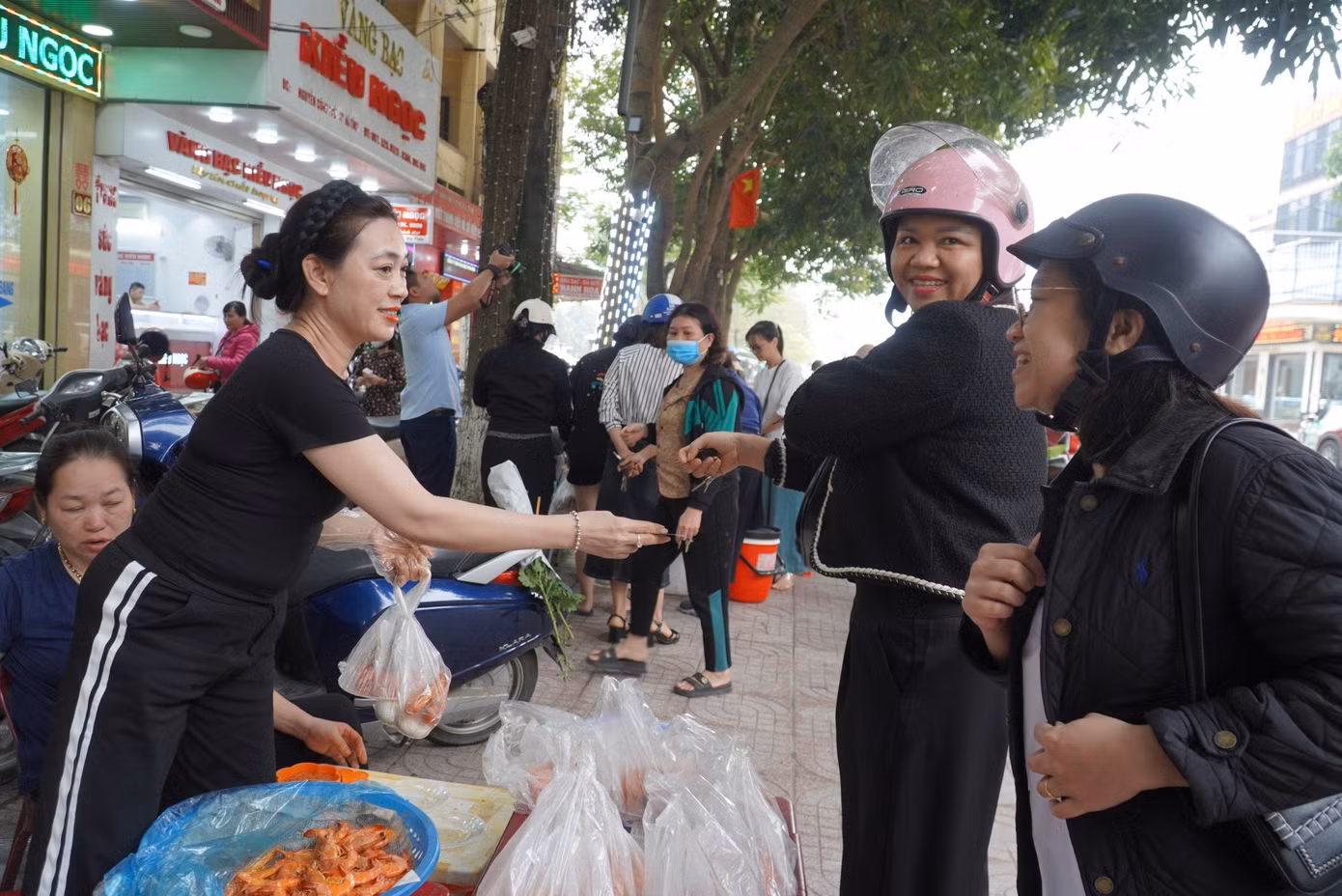 Đây được xem là “phố vàng” của thành phố Hà Tĩnh, khi lượng người mua vàng đông, nhiều người phụ nữ cũng mang món xôi tam sên đến để bán. Đây được xem là “phố vàng” của thành phố Hà Tĩnh, khi lượng người mua vàng đông, nhiều người phụ nữ cũng mang món xôi tam sên đến để bán.