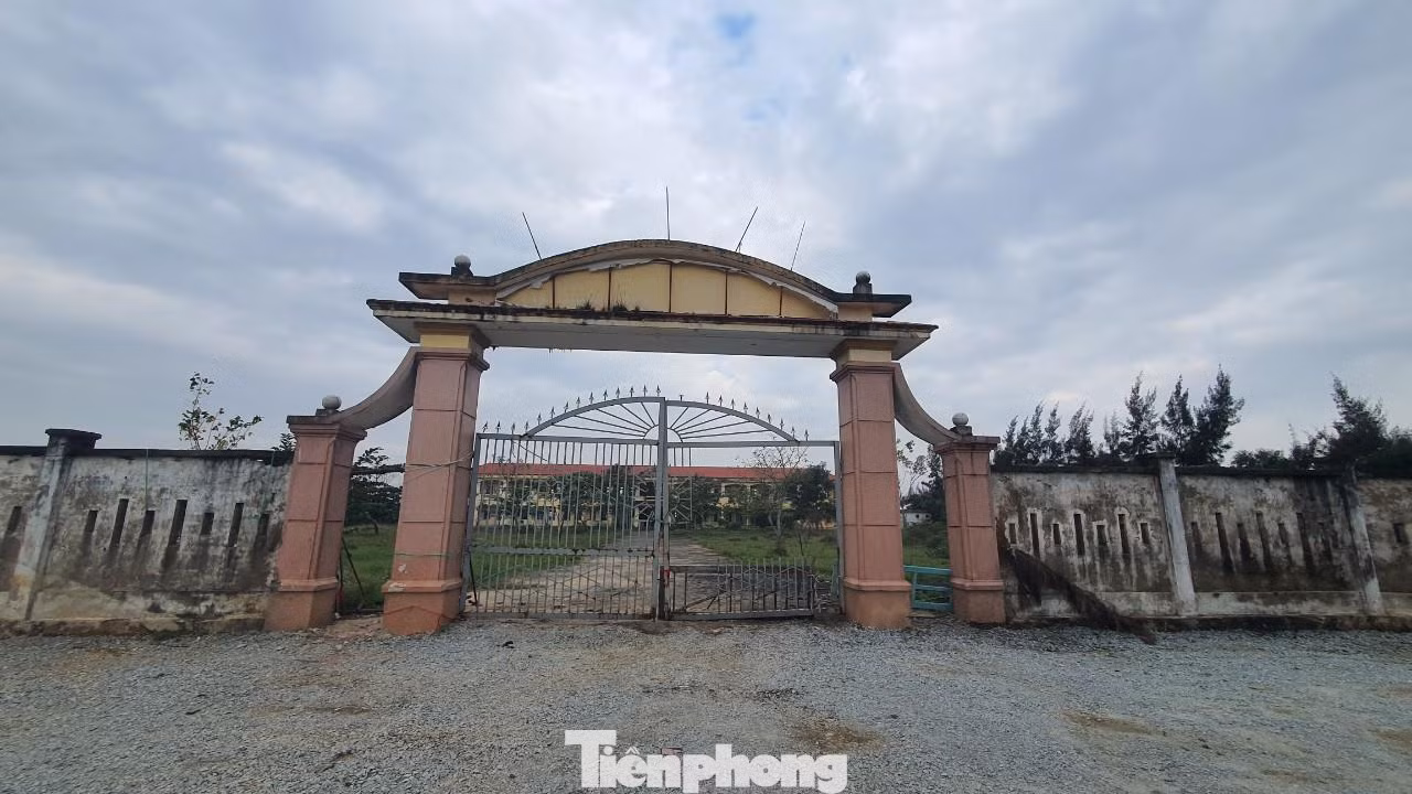 Trường THCS Thạch Bình (xã Thạch Bình) được sáp nhập vào Trường THCS Đại Nài nên từ đó đến nay cũng không còn được sử dụng. Do không được quản lý tốt nên cơ sở vật chất nhanh chóng xuống cấp. Một người dân ở gần Trường THCS Thạch Bình cho biết, trước đây, ngôi trường được đầu tư với kinh phí nhiều tỉ đồng, tuy nhiên mới đưa vào sử dụng khoảng 10 năm thì bỏ hoang do sáp nhập.