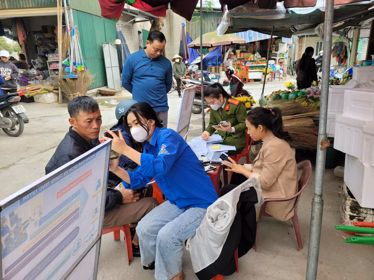 Lực lượng đoàn viên thanh niên cùng cán bộ công an đến các điểm chợ để hỗ trợ người dân.
