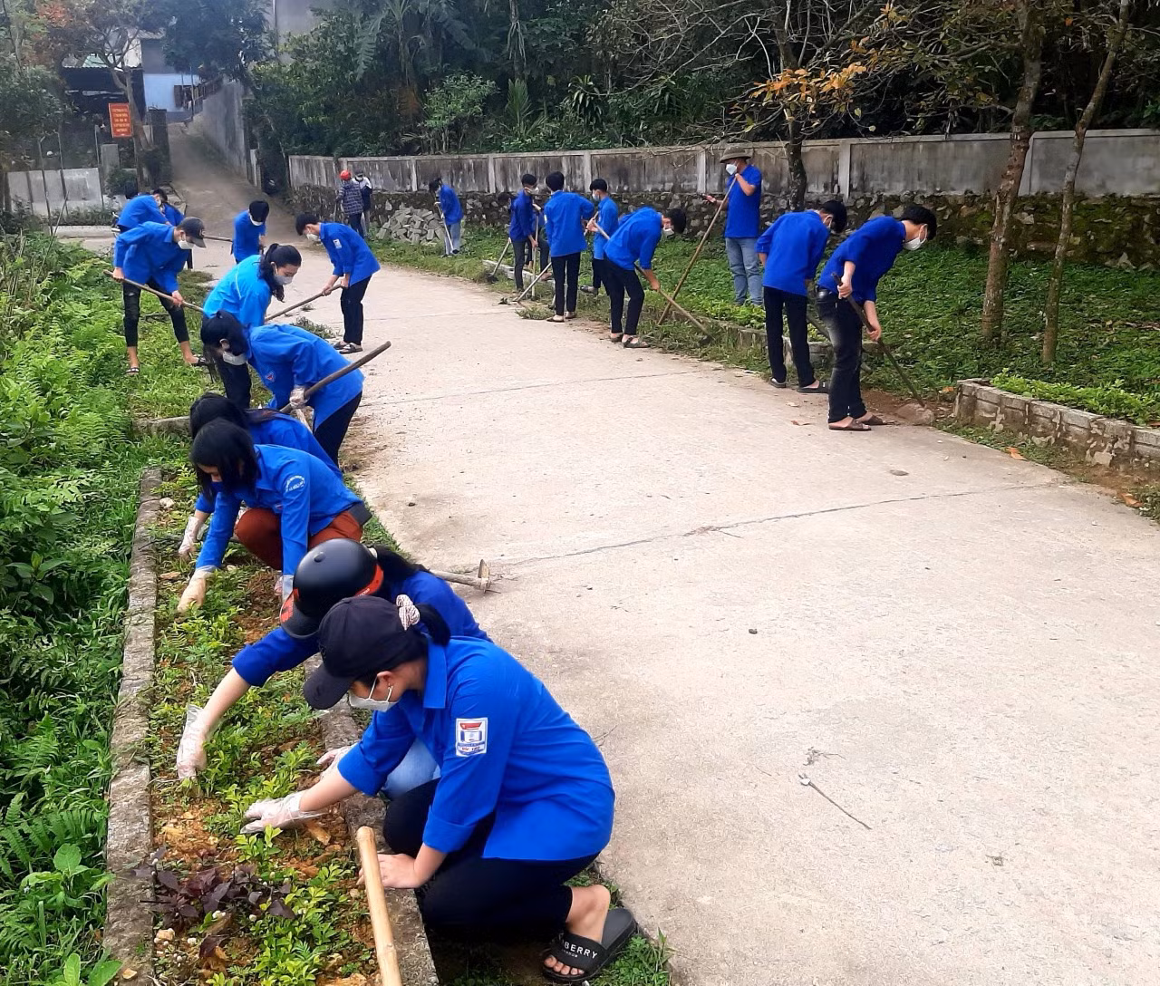 Anh Quế luôn hăng say đi tình nguyện, trở thành người “truyền lửa” cho hoạt động Đoàn tại địa phương.