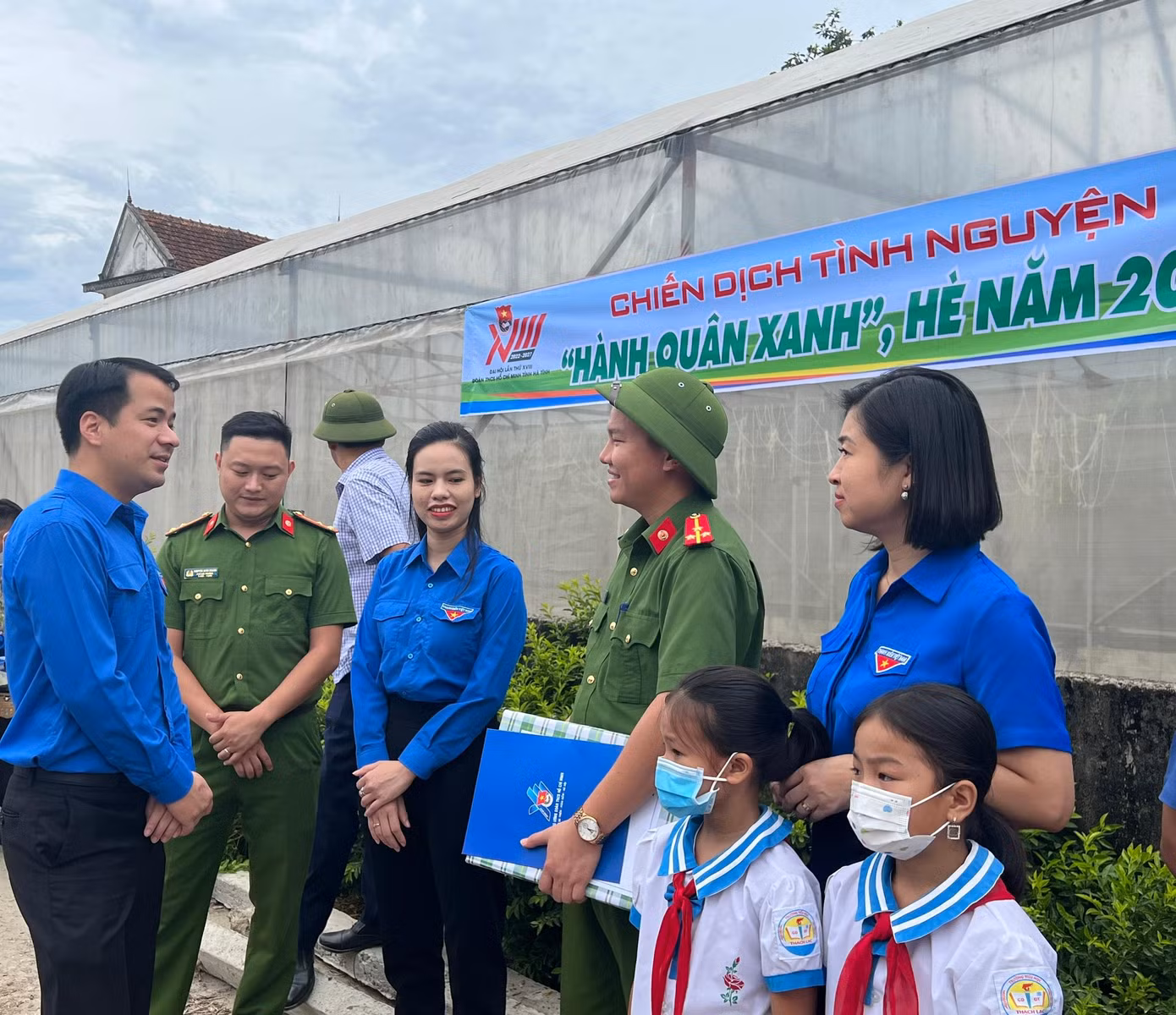 Bí thư BCH Trung ương Đoàn Ngô Văn Cương cùng đoàn công tác đã đến thăm, động viên và tặng quà cho Đội hình Hành quân xanh tại Hà Tĩnh.