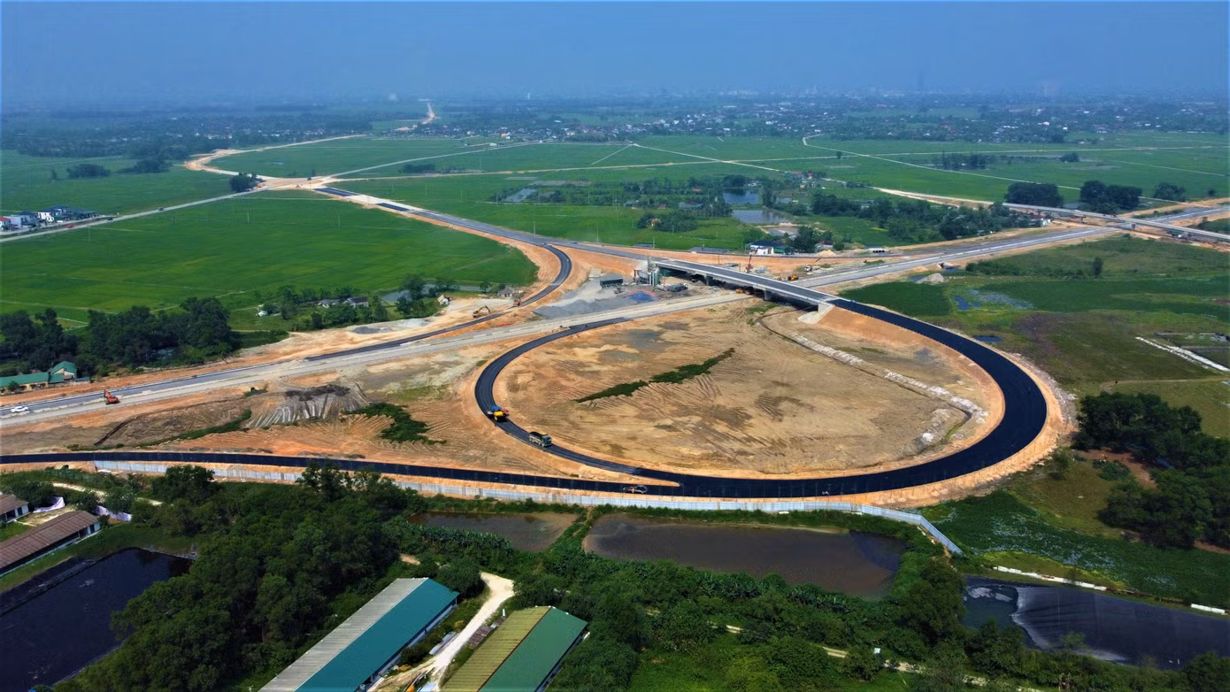 Khi tuyến cao tốc Bắc - Nam qua Hà Tĩnh hoàn thành, người dân thành phố Hà Tĩnh có thể di chuyển theo đường Ngô Quyền - đường tỉnh ĐT550 hoặc đi từ đường tỉnh ĐT550 (tỉnh lộ 3 cũ, hướng TP Hà Tĩnh đi Hương Khê) để lên cao tốc. Ngoài ra, người dân có thể di chuyển theo đường song hành cao tốc (đường tỉnh ĐT550 - Hàm Nghi kéo dài (dài 4km, đang thi công) rồi vào nút giao, rẽ lên cao tốc.