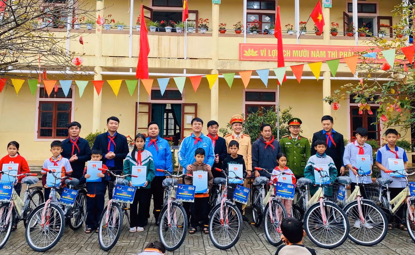 Tỉnh Đoàn Hà Tĩnh phối hợp CLB Tình nguyện Thủ đô, Cung Thanh niên Hà Nội và các đơn vị đồng hành tổ chức chương trình “Tháng Ba Biên giới” tại các xã Hương Minh (huyện Vũ Quang) và Phúc Đồng, Hương Bình, Hương Lâm (huyện Hương Khê).