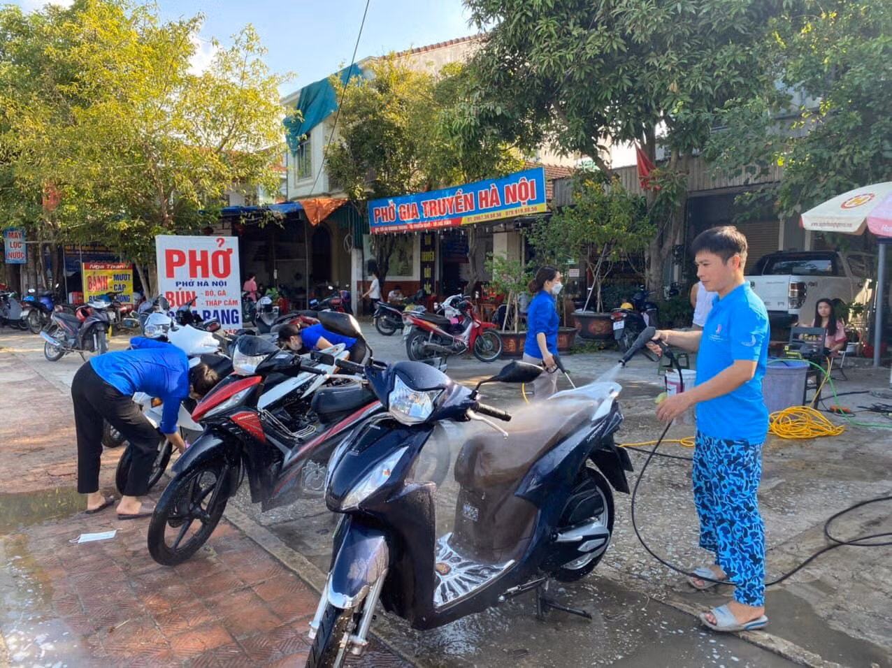 Anh Nguyễn Hải Đức - Bí thư Đoàn phường Thạch Quý cho biết, năm nay việc huy động đoàn viên thanh niên tham gia rửa xe với mong muốn có nguồn quỹ để hỗ trợ các em có hoàn cảnh khó khăn, khuyết tật tại địa phương trong dịp Tết Trung thu. Mục tiêu đặt ra dành 20 suất quà gồm tiền mặt cùng bánh và đèn lồng cho các em nhỏ.