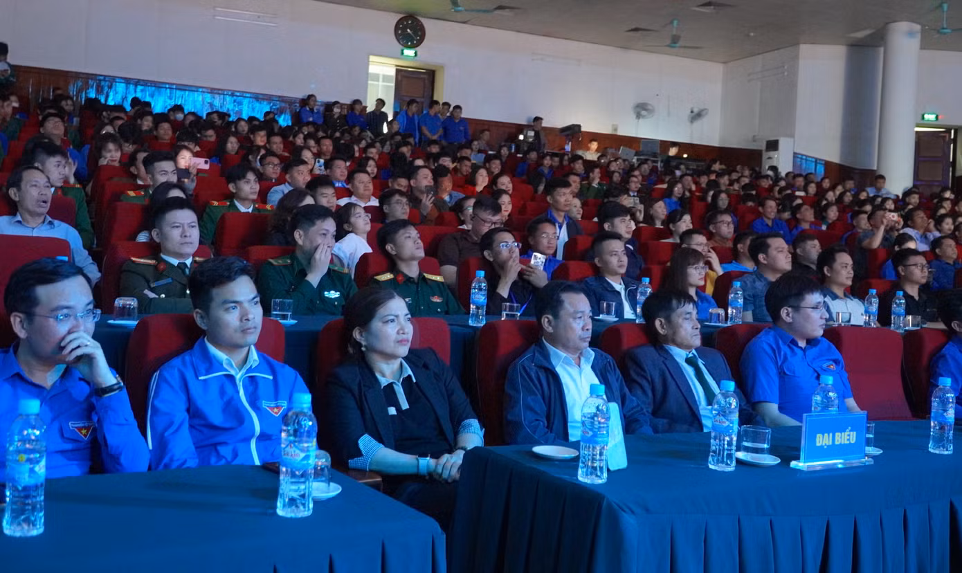 Toàn cảnh buổi công diễn vở kịch "Sống mãi tuổi 17". Toàn cảnh buổi công diễn vở kịch "Sống mãi tuổi 17".