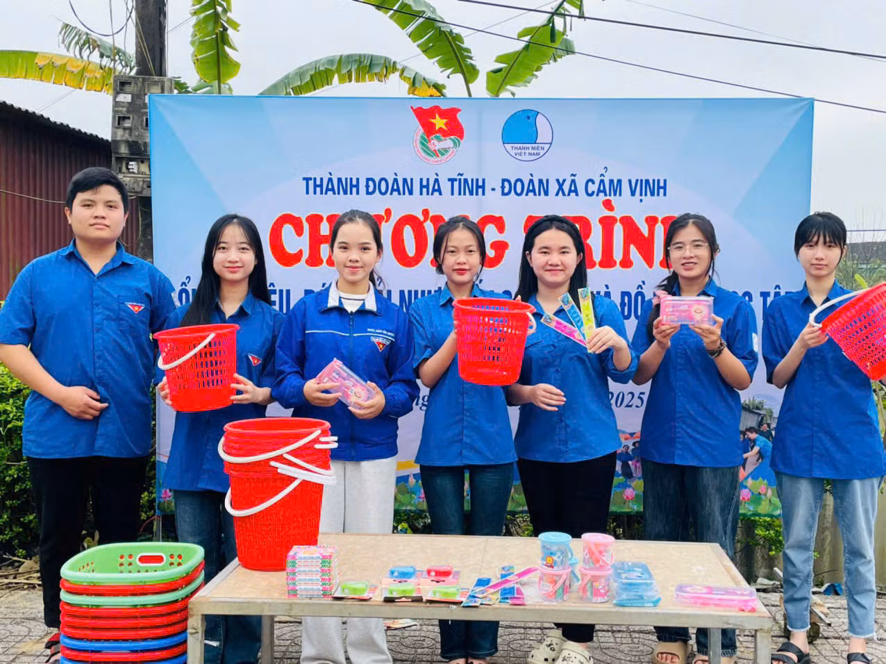 Xác định giảm thiểu sử dụng nhựa là mục tiêu quan trọng giúp người dân nâng cao ý thức, lan toả lối sống xanh bảo vệ môi trường, những bạn trẻ đoàn thanh niên phường Thạch Hưng (thành phố Hà Tĩnh) đã thực hiện nhiều hoạt động như đổi rác lấy quà, tặng túi rác tự phân huỷ; tặng thùng rác…