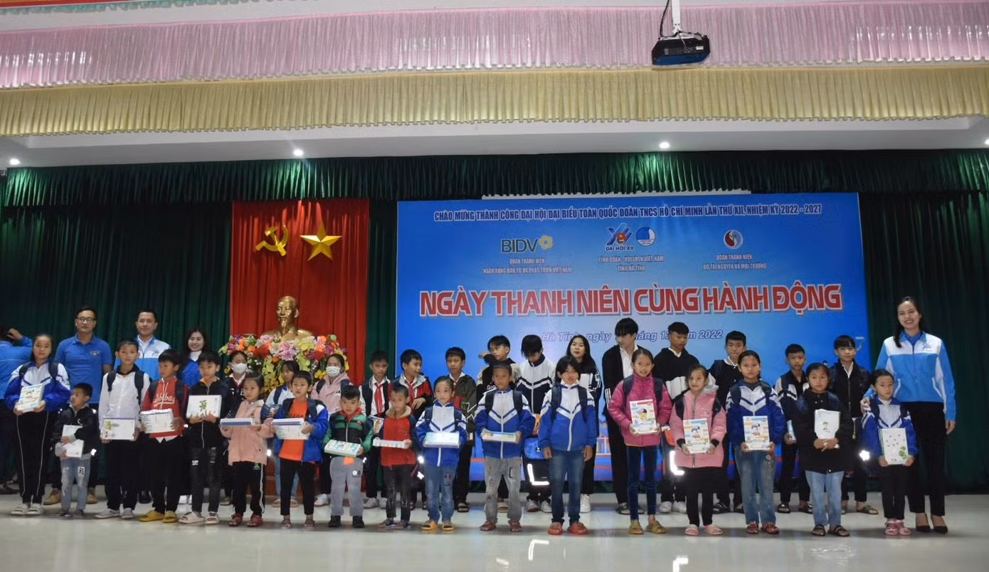 Trao tặng 15 xe đạp và 30 ba lô, đồ dùng học tập cho các em học sinh có hoàn cảnh khó khăn.