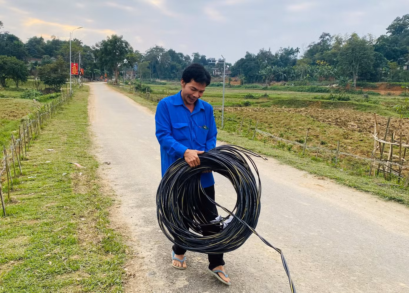 Từ nguồn hỗ trợ, những thanh niên đã cùng góp hàng trăm ngày công để tiến hành lắp đặt các tuyến đường điện thắp sáng. Từ nguồn hỗ trợ, những thanh niên đã cùng góp hàng trăm ngày công để tiến hành lắp đặt các tuyến đường điện thắp sáng.