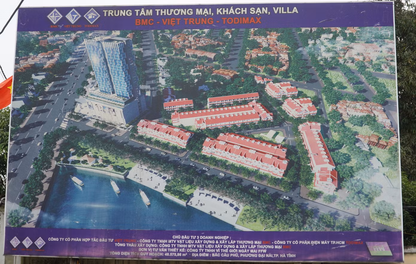 Liên quan đến vấn đề này, đại diện UBND phường Đại Nài (thành phố Hà Tĩnh) cho biết, Dự án Trung tâm thương mại, khách sạn Villa BMC Việt - Trung nằm ở vị trí đắc địa, tuy nhiên chưa được triển khai theo đúng tiến độ đã gây lãng phí tài nguyên đất. Thời gian qua, chính quyền địa phương đã nhiều lần kiến nghị với cấp trên nhằm thúc đẩy chủ đầu tư thực hiện dự án theo kế hoạch, song chưa có kết quả.