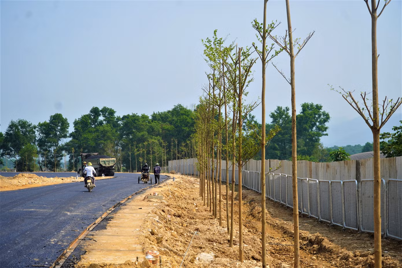 Những phần việc như lắp đặt tôn hộ lan, hàng rào bảo vệ cũng đang được các tổ công nhân chia từng vị trí để thi công.