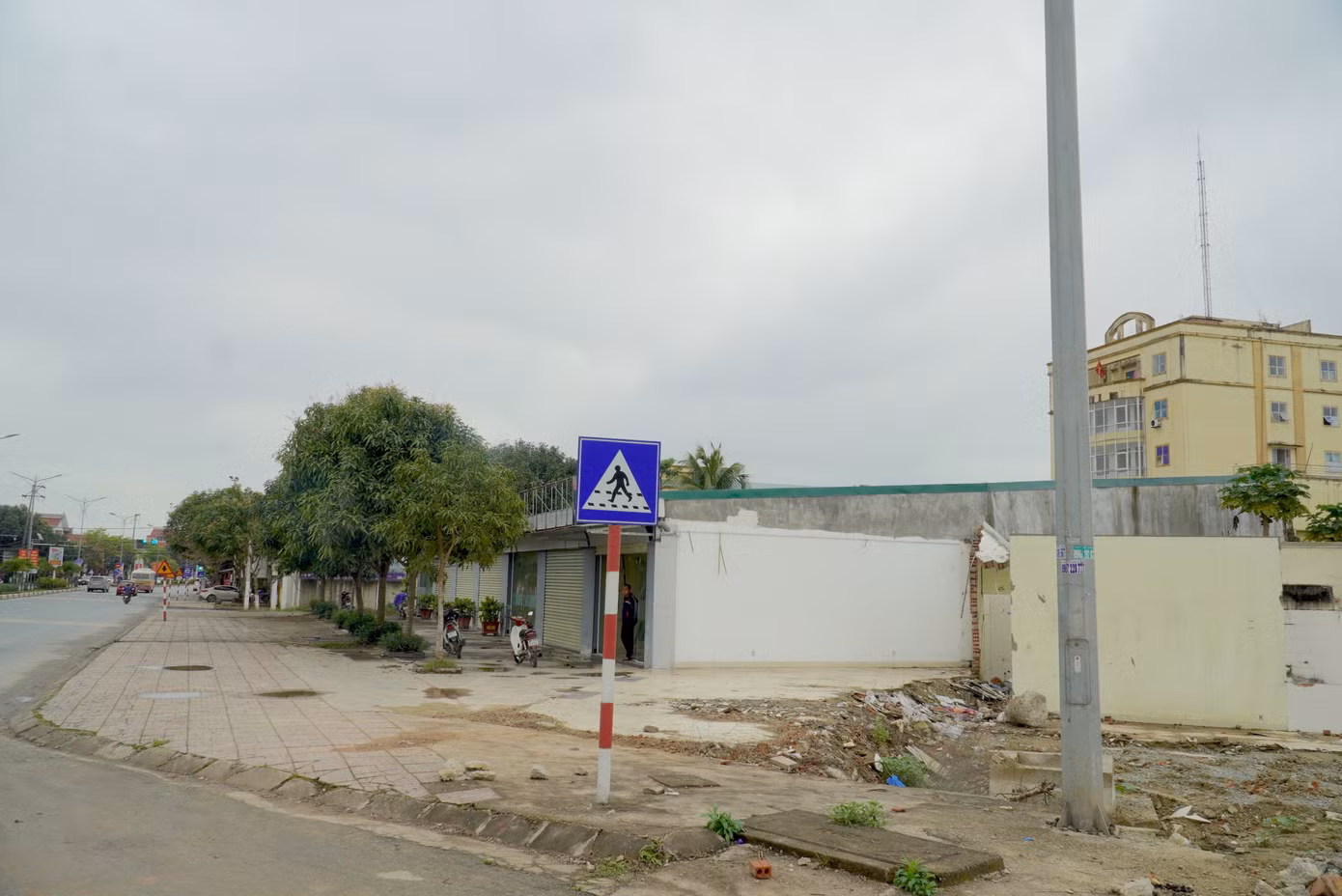 Dự án toạ lạc ở mặt tiền quốc lộ 1A. Theo kế hoạch của chủ đầu tư, dự án sẽ hoàn thành giai đoạn 1 (bao gồm 67/159 căn biệt thự, nhà ở liền kề) và bến thuyền vào tháng 10/2018. Còn đến tháng 4/2020 sẽ hoàn thiện khu trung tâm thương mại, khách sạn 5 sao cao 26 tầng và đưa vào hoạt động. Trong ảnh: Mặt tiền dự án hướng quốc lộ 1A hiện đang làm ki ốt cho một số người thuê lại để kinh doanh hàng ăn.