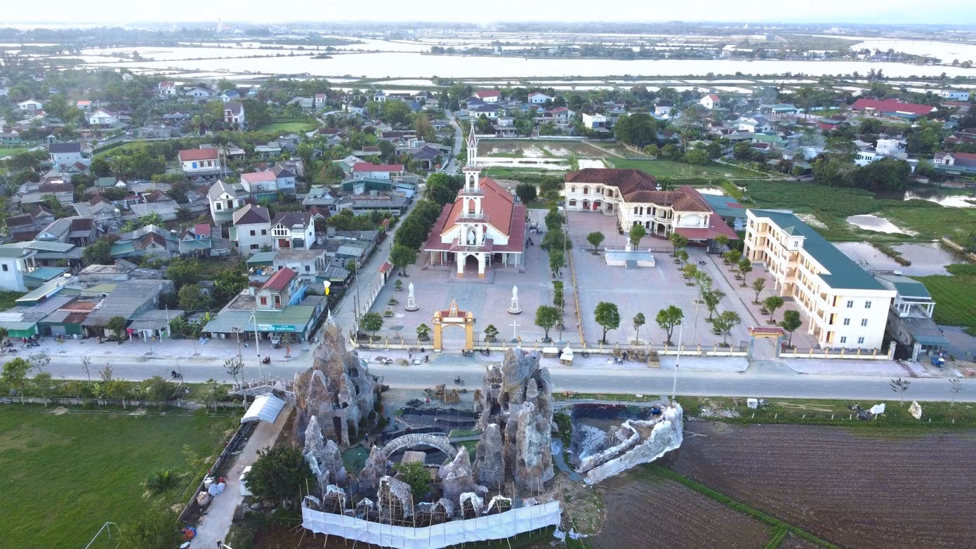 Ông Nguyễn Văn Chương – Ban hành giáo xứ An Nhiên cho biết, khoảng 5 ngày tới công trình hang đá chào mừng Giáng sinh sẽ hoàn thiện để mọi người đến xem và tham quan. Hang đá được người dân làm trong vòng hơn 1 tháng qua. “Ai cũng háo hức và mong chờ ngày hang đá hoàn thiện để vào cùng chiêm ngắm vào dịp lễ Giáng sinh”, ông Chương chia sẻ. Ông Nguyễn Văn Chương – Ban hành giáo xứ An Nhiên cho biết, khoảng 5 ngày tới công trình hang đá chào mừng Giáng sinh sẽ hoàn thiện để mọi người đến xem và tham quan. Hang đá được người dân làm trong vòng hơn 1 tháng qua. “Ai cũng háo hức và mong chờ ngày hang đá hoàn thiện để vào cùng chiêm ngắm vào dịp lễ Giáng sinh”, ông Chương chia sẻ.