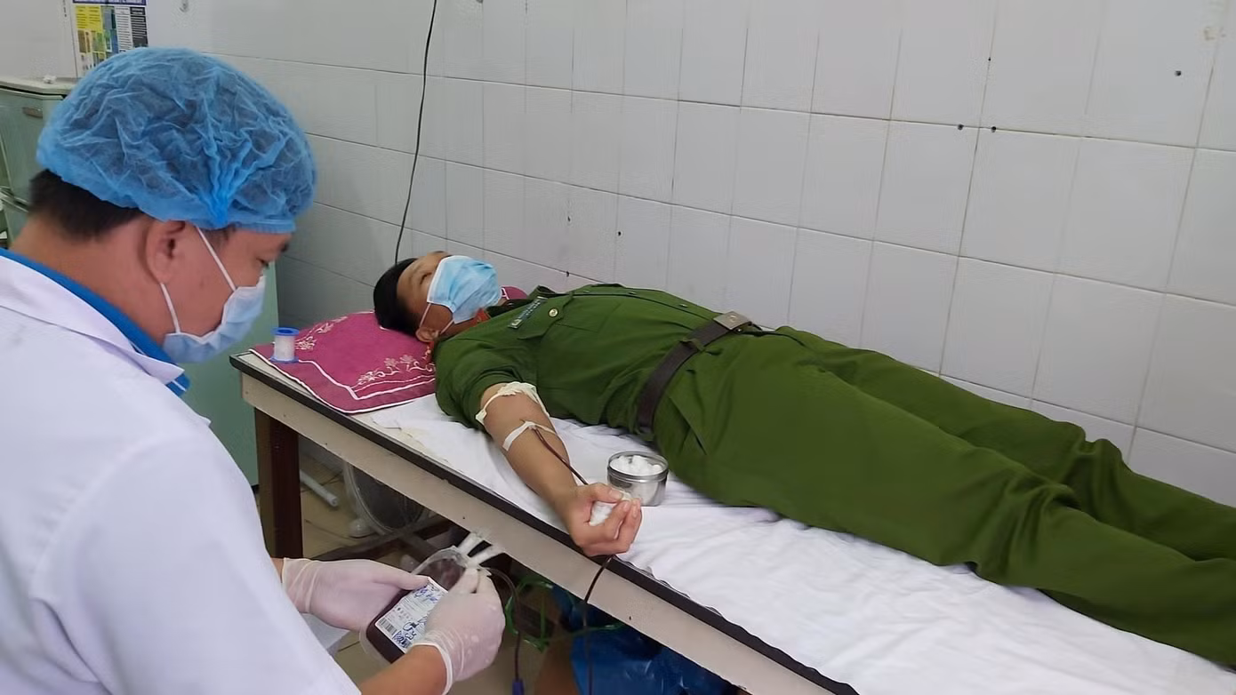 Trung úy Nguyễn Quốc Việt - Công an xã Sơn Hàm hiến máu cứu người.