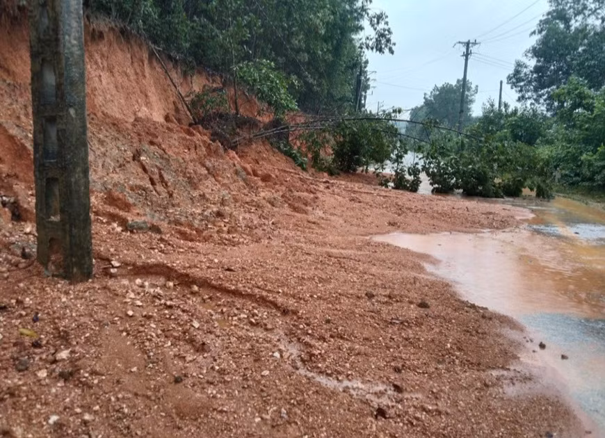 Nhiều tuyến đường tại huyện Vũ Quang bị sạt lở.