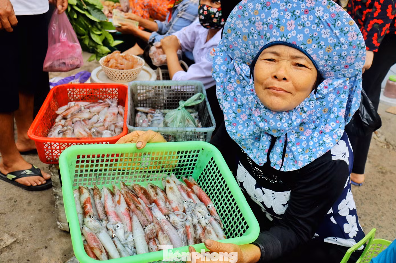 Bà Đào hôm nay câu được hơn 3kg mực ống, con khá to nên bán với giá 350k/kg cũng thu được gần 1 triệu đồng.