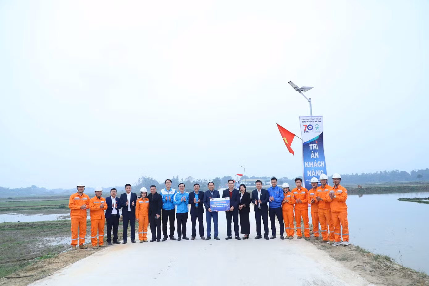 Tuyến đường bằng năng lượng điện mặt trời được xây dựng với kinh phí 30 triệu đồng, dài 400m.
