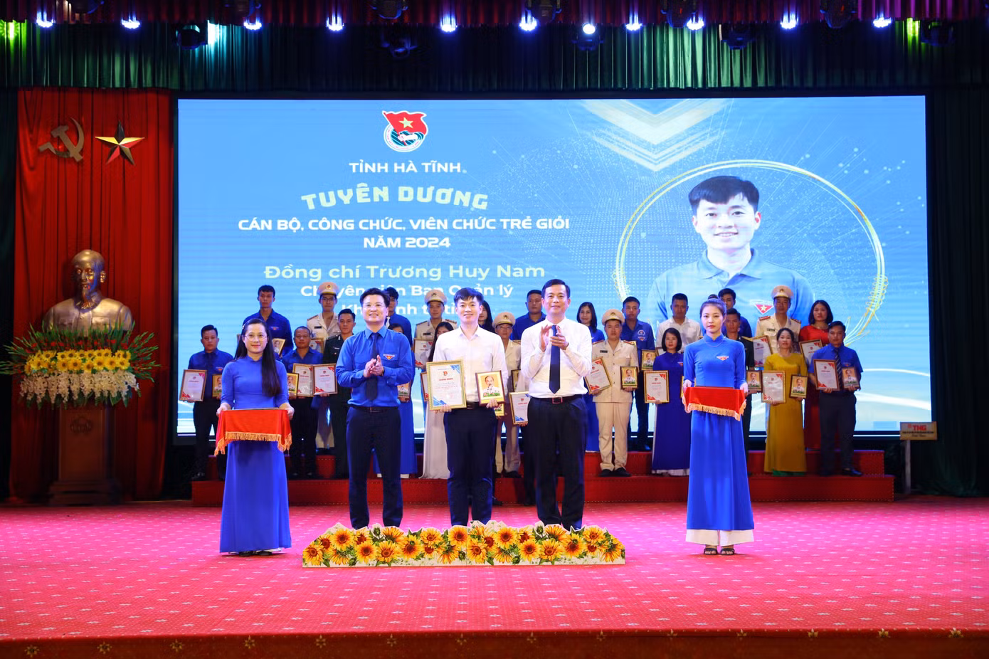 Những người trẻ tiêu biểu ở Hà Tĩnh được tuyên dương. Những người trẻ tiêu biểu ở Hà Tĩnh được tuyên dương.