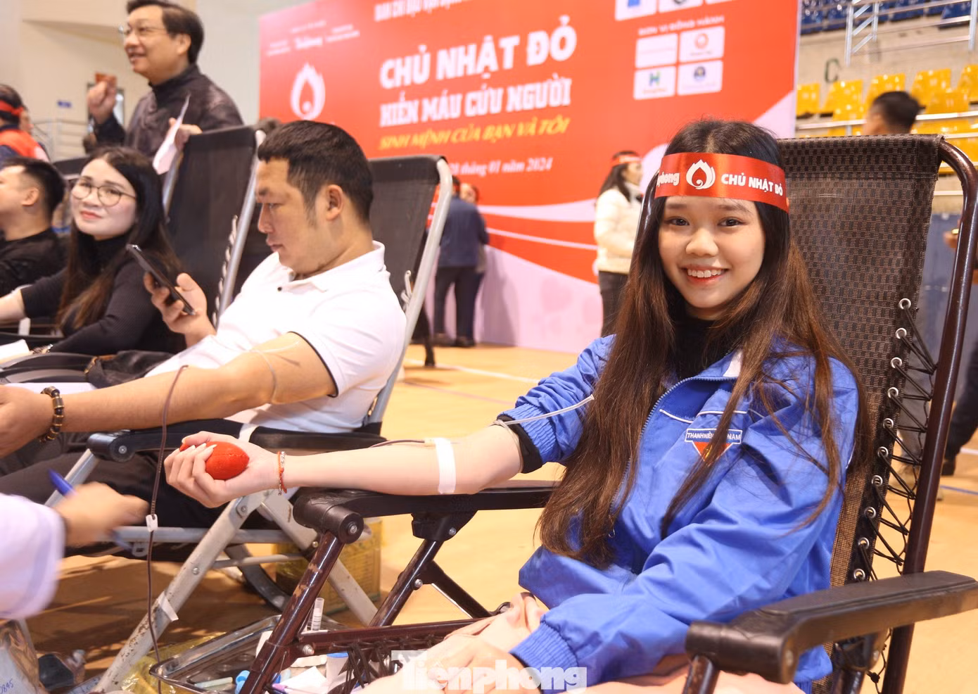 Đông đảo bạn trẻ tham gia hiến máu tại chương trình Chủ Nhật Đỏ tại Hà Tĩnh sáng 28/1.