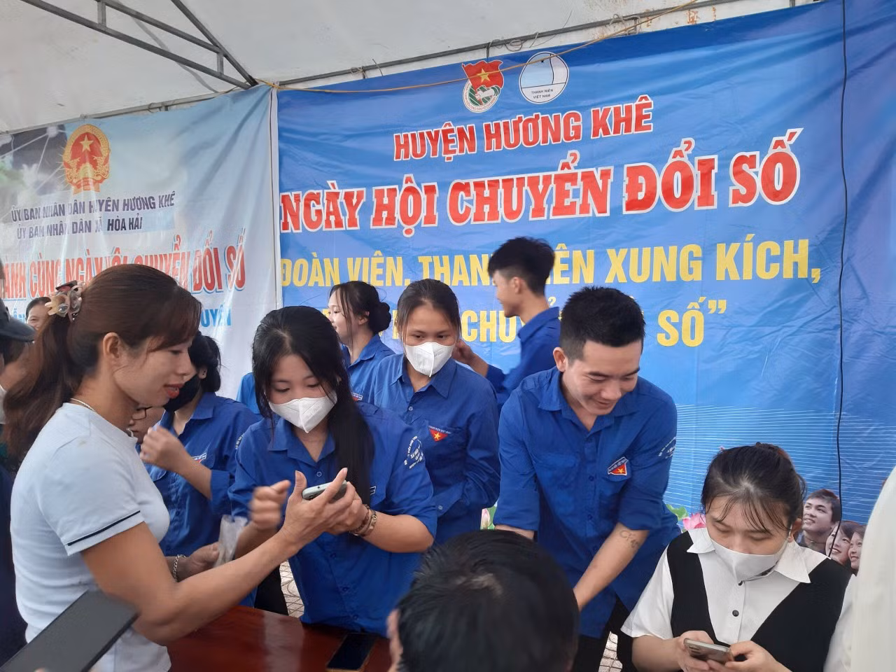Tiếp tục duy trì hoạt động các tổ Công nghệ số cộng đồng và ngày thứ bảy tình nguyện tuyên truyền, hướng dẫn người dân cài đặt, kích hoạt tài khoản định danh điện tử.
