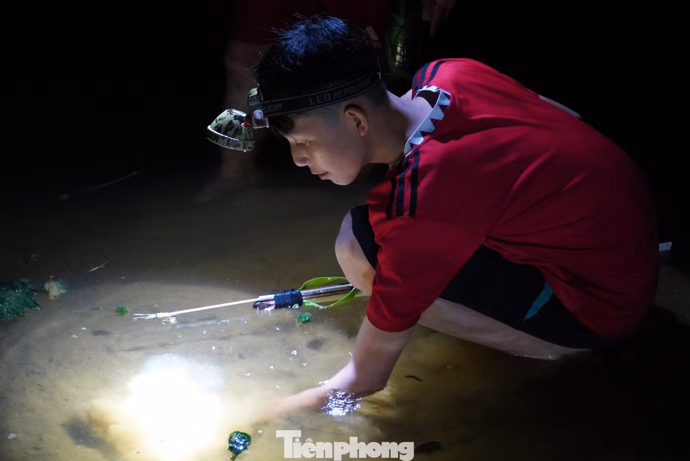 Tranh thủ ngày nghỉ lễ, nhiều em nhỏ cũng theo gia đình xuống sông bắt cá.
