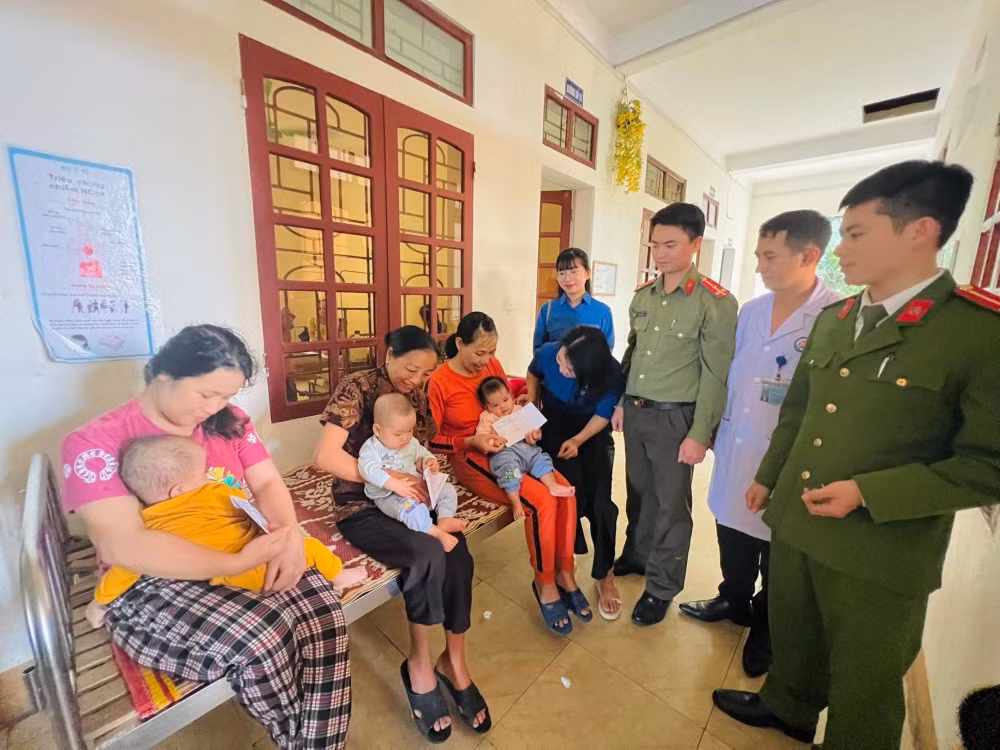 Chương trình “Bát cháo tình thương” là hoạt động mang tính nhân văn, nằm trong chuỗi hoạt động ra quân hưởng ứng chương trình Tình nguyện mùa đông năm 2023 nhằm động viên, giúp đỡ và trao yêu thương đến với những hoàn cảnh khó khăn. Ngoài nấu cháo cho bệnh nhân, Đoàn Thanh niên Công an huyện và Chi đoàn Trung tâm y tế huyện đã trao 3 suất quà hỗ trợ các em nhỏ có hoàn cảnh khó khăn.
