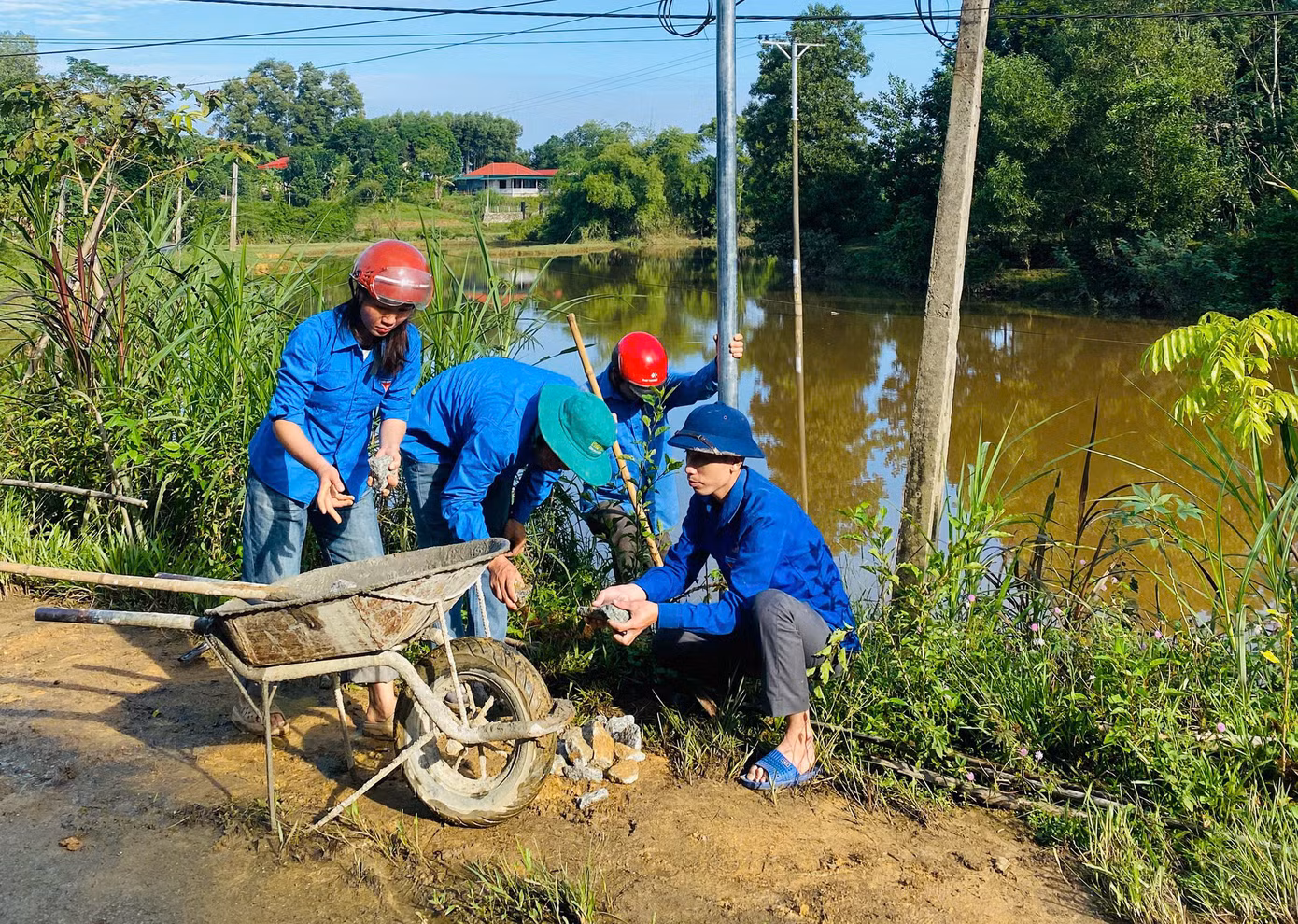 Thực hiện chương trình “Tuổi trẻ chung sức xây dựng nông thôn mới”, đoàn thanh niên xã Kim Hoa, huyện Hương Sơn (Hà Tĩnh) phối hợp xây dựng và hoàn thành 5km đường điện thanh niên thắp sáng làng quê. Ảnh: HN Thực hiện chương trình “Tuổi trẻ chung sức xây dựng nông thôn mới”, đoàn thanh niên xã Kim Hoa, huyện Hương Sơn (Hà Tĩnh) phối hợp xây dựng và hoàn thành 5km đường điện thanh niên thắp sáng làng quê. Ảnh: HN