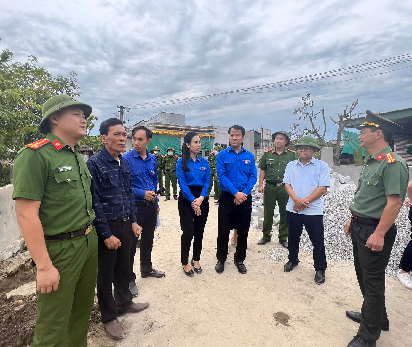 Bí thư Trung ương Đoàn - anh Ngô Văn Cương thay mặt Đoàn công tác thăm hỏi sức khỏe, động viên các đội tình nguyện.