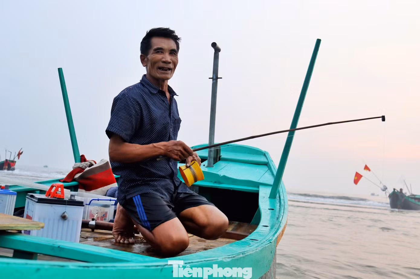 Ông Lý (ngư dân ở thôn Đông Văn, xã Thạch Văn) trở về sau 1 đêm trên biển, cầm trên tay chiếc cần câu mực, ông kể: “Ngày nào cũng vậy, cứ 5h chiều ăn cơm tối xong tôi lại chuẩn bị đồ nghề và bắt đầu ra khơi câu mực. Ngoài tôi, còn có 4 thuyền đi cùng nhau, đi câu mực cách bờ khoảng 3-5km. Việc câu mực này đi từ tối cho đến khi mặt trời sắp mọc thì quay về cho vợ mang mực đi bán”.