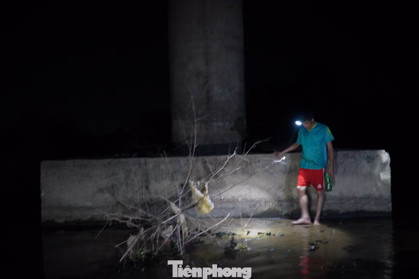 Cũng theo nhiều người dân, dù mới đầu mùa hè nhưng nước sông đã cạn. Trong ảnh phần mố cầu giữa lòng sông đã cạn nước, bãi cát trồi lên. Đây chính là hình ảnh rõ ràng nhất cho thấy tình trạng khô hạn, thiếu nước trong năm nay.