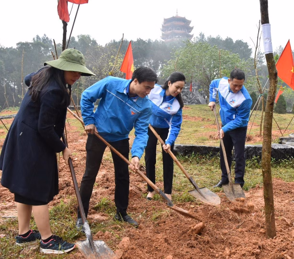 Trồng 120 cây ban tím tại Ngã ba Đồng Lộc...