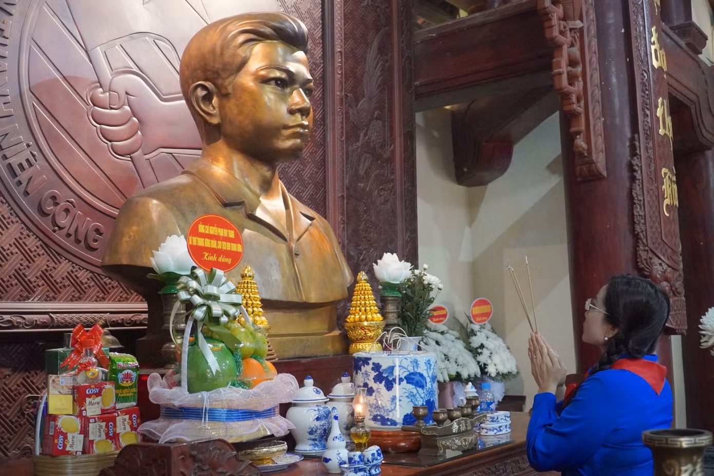 Chị Nguyễn Phạm Duy Trang - Bí thư Trung ương Đoàn, Chủ tịch Hội đồng Đội Trung ương, dâng hương, dâng hoa, bày tỏ lòng thành kính tri ân đối với Anh hùng liệt sỹ Lý Tự Trọng. Chị Nguyễn Phạm Duy Trang - Bí thư Trung ương Đoàn, Chủ tịch Hội đồng Đội Trung ương, dâng hương, dâng hoa, bày tỏ lòng thành kính tri ân đối với Anh hùng liệt sỹ Lý Tự Trọng.