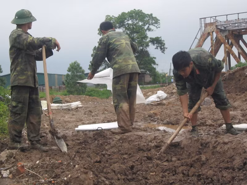 Hiện đê đã được đắp đến chân cầu Sắt