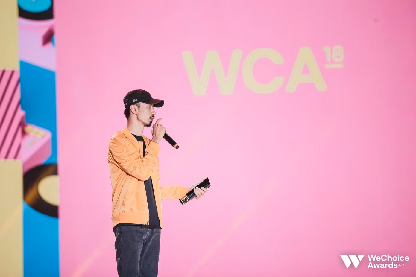 Đen Vâu nhận giải nhân vật truyền cảm hứng tại WeChoice Awards.