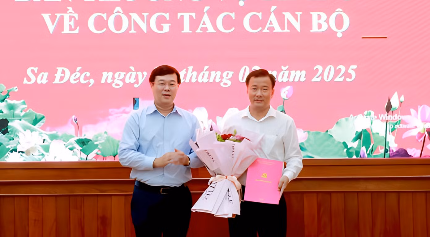 Bí thư Tỉnh ủy Đồng Tháp Lê Quốc Phong trao quyết định cho ông Nguyễn Phước Thiện.