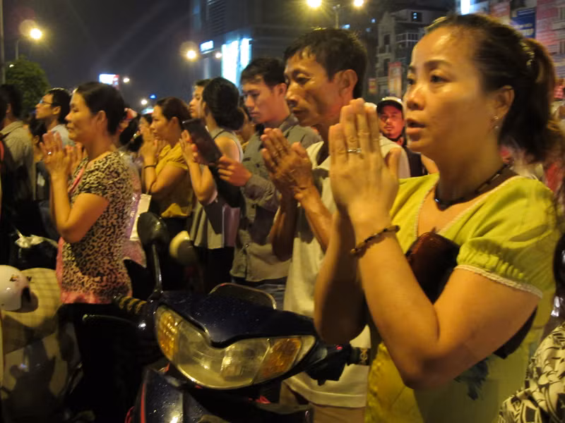 Người dân cúng bái. Người dân cúng bái