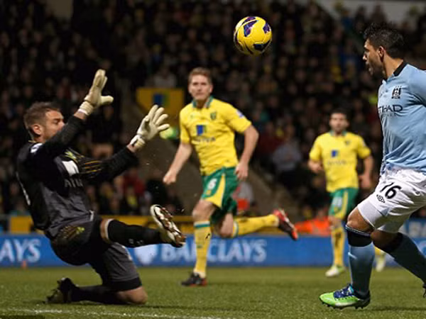 Pha lống bóng nẫng tỉ số lên 3-1 của Aguero. Ảnh: Getty
