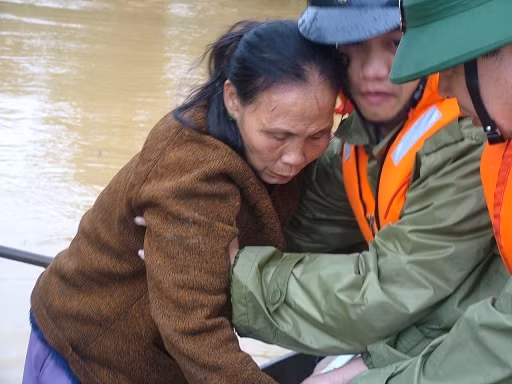 Giải cứu người dân vùng lũ