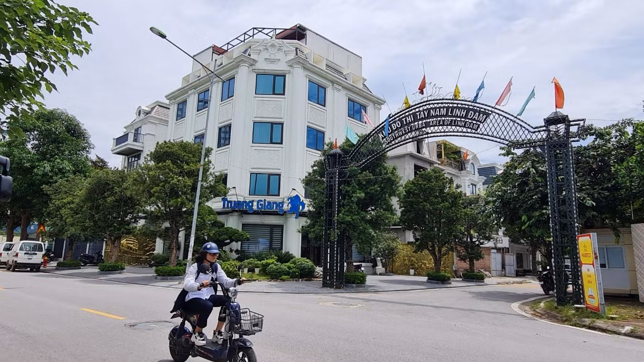 Khu vực Mỹ Đình, Linh Đàm của Hà Nội trước đây, đất nền chỉ có giá hơn 10 triệu đồng/m2 do đầu tư sơ sài nhưng hiện nay giá đã lên 200 triệu đồng/m2. Khu vực Mỹ Đình, Linh Đàm của Hà Nội trước đây, đất nền chỉ có giá hơn 10 triệu đồng/m2 do đầu tư sơ sài nhưng hiện nay giá đã lên 200 triệu đồng/m2.