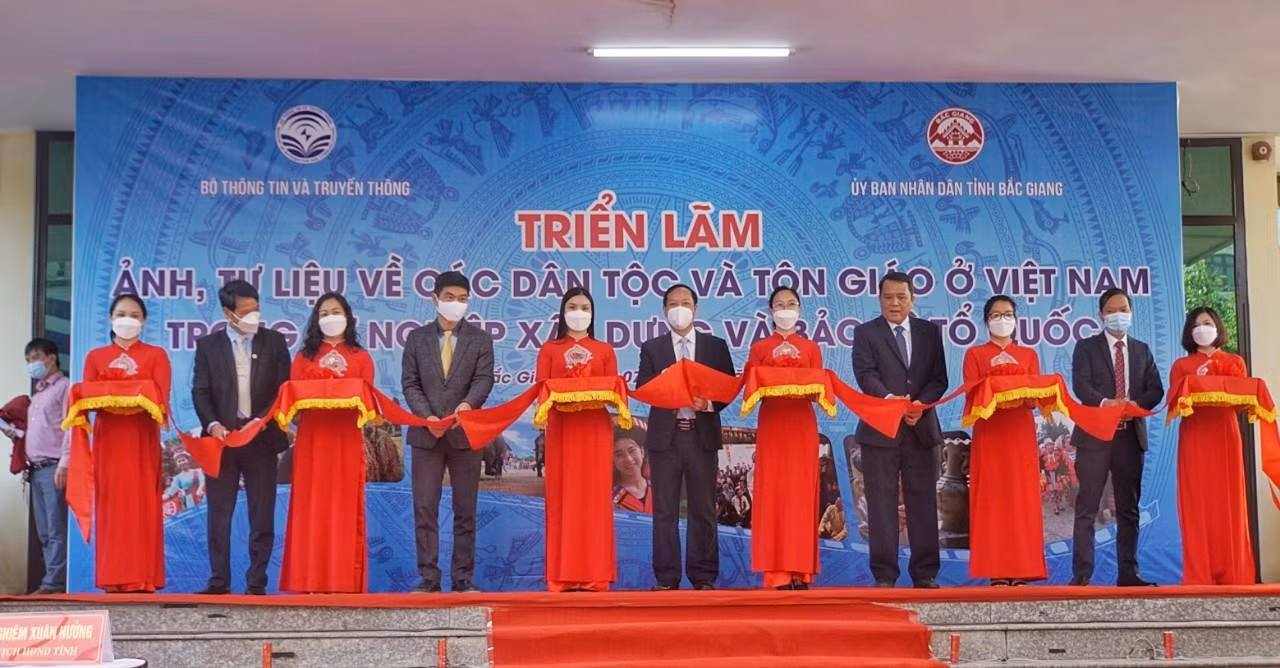 Các đại biểu cắt băng khai mạc